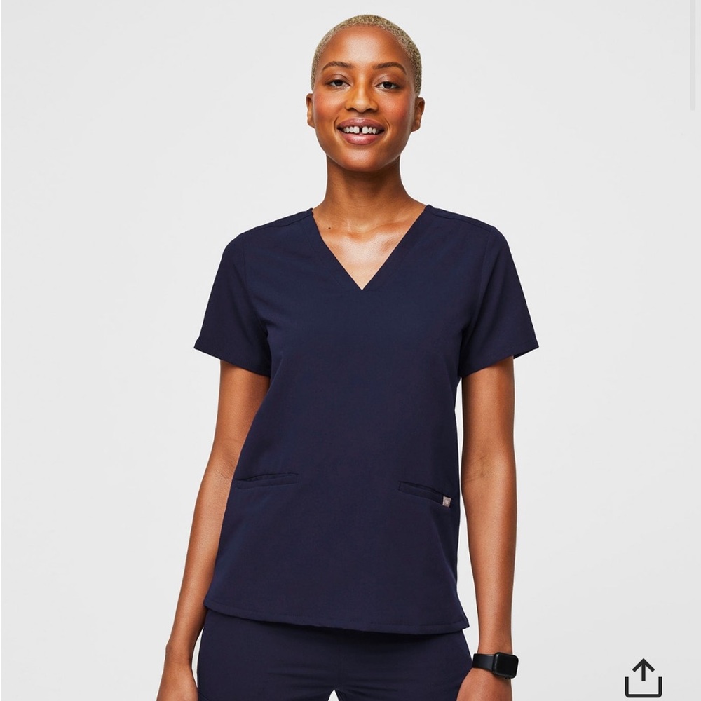 Figs. Casma 3 pocket scrub top. Navy size M